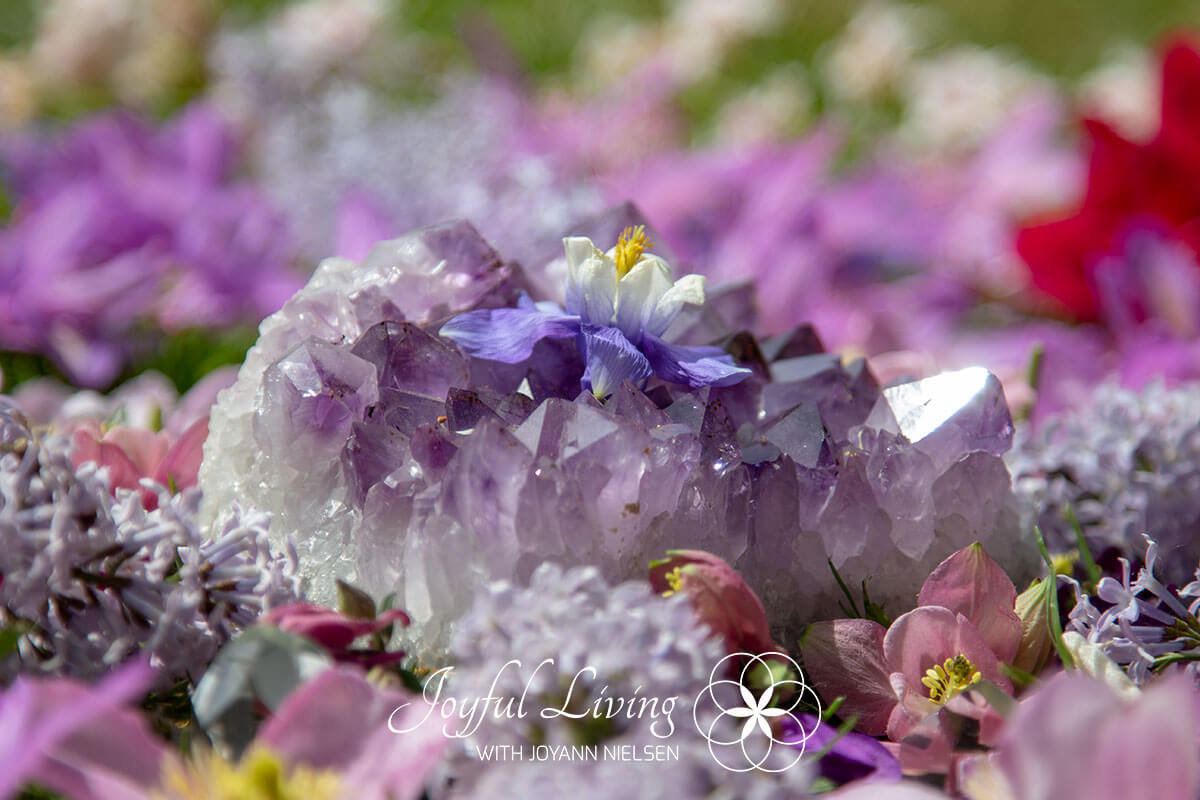 Overflods mandala med blomster og krystaller