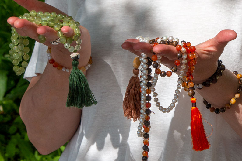 Joyann med håndlavede spirituelle smykker