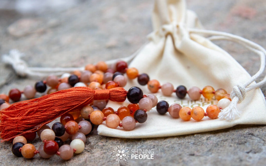 Magien i håndlavede spirituelle smykker med krystaller