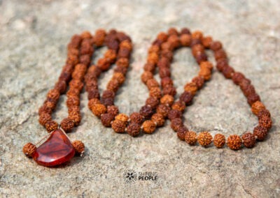 Rudraksha mala repareret med vedhæng sat på